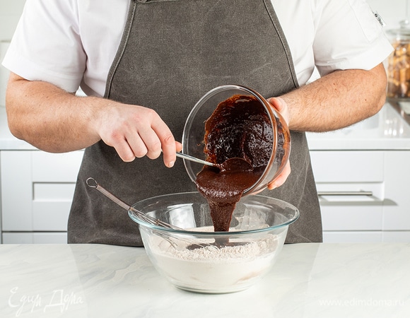 Добавьте шоколадную смесь к муке.