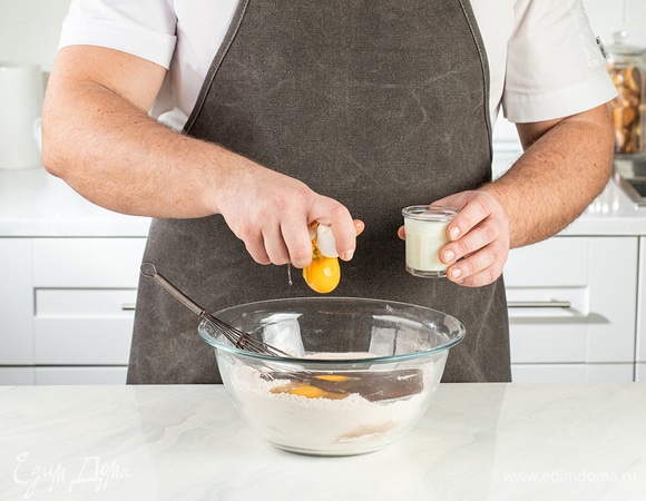 Следом введите яйца и пахту, быстро перемешайте до однородного состояния. Смажьте формочки сливочным маслом и выложите в них шоколадное тесто. Накройте фольгой и отправьте запекаться на пару 40 минут.