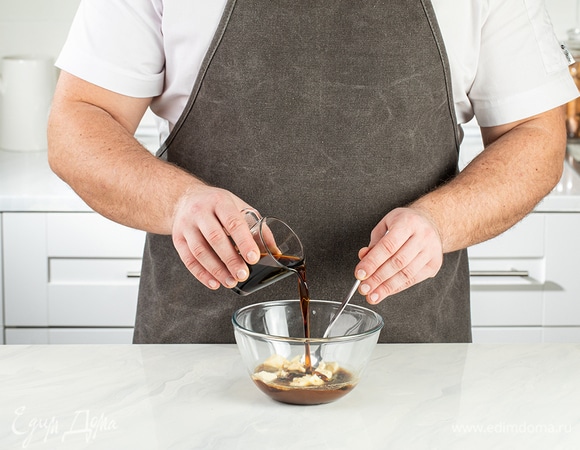 Растопите оставшуюся часть шоколадной плитки на медленном огне, добавьте 50 граммов масла и перемешайте. Влейте пару столовых ложек эспрессо, снова перемешайте до однородности, а в конце добавьте ликер и выключите огонь.