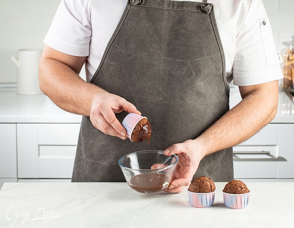 Извлеките готовые пудинги из формочек и полейте горячим кофейным соусом.