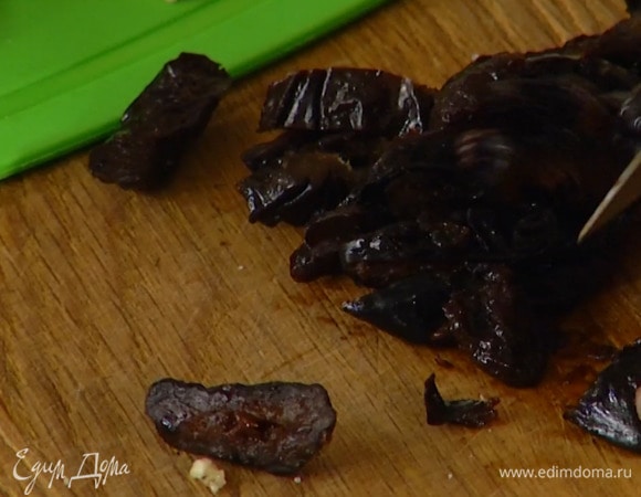 Чернослив нарезать полосками.