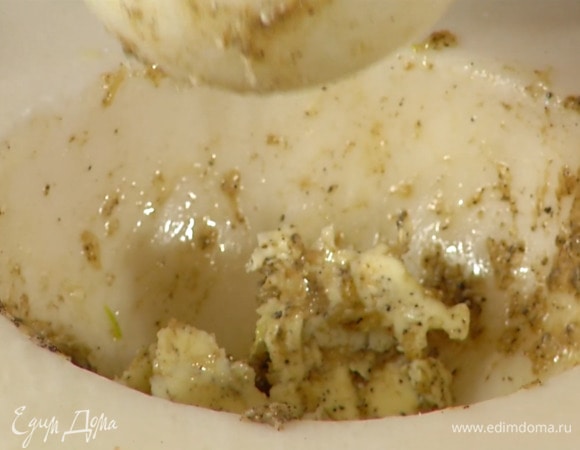 Приготовить пряное масло: чеснок почистить и вместе с солью и перцем растереть в ступке в пасту, затем добавить предварительно размягченное сливочное масло, оливковое масло и еще раз растереть.