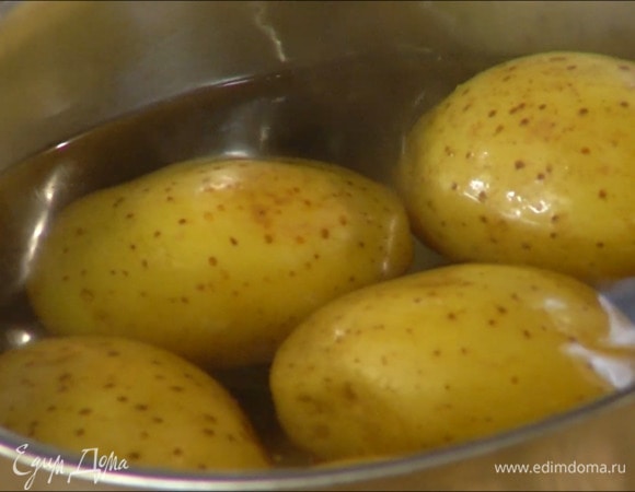 Картофель промыть, поместить в кастрюлю с холодной водой, довести до кипения и варить 7–12 минут в зависимости от размера.