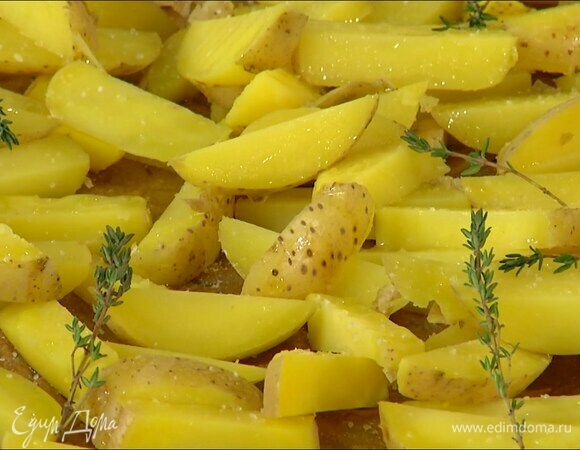 Отваренный картофель вместе с кожурой нарезать брусочками толщиной 1х1 см, поместить на выстеленный бумагой для выпечки противень, полить растительным маслом и посолить, сверху разложить веточки тимьяна.