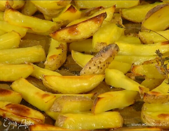 Запекать картофель в разогретой духовке 20–25 минут.