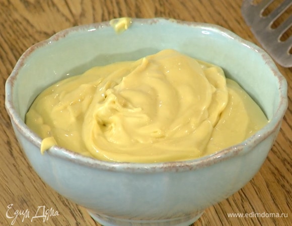 Приготовить майонез: из половинки лимона выжать 1 ст. ложку сока, влить в высокий стакан, добавить горчицу и желток, влить уксус и оливковое масло, все посолить и взбить погружным блендером.