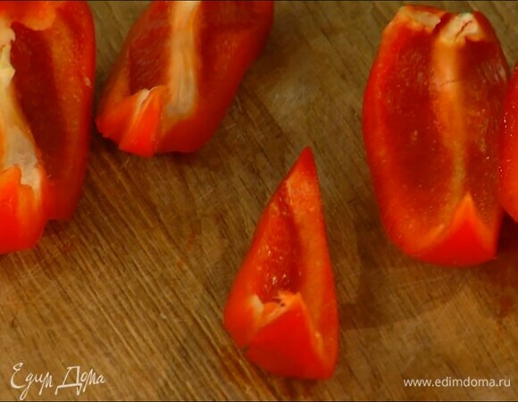 Сладкий перец, удалив сердцевину с семенами, нарезать полосками.