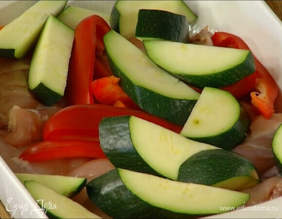Цукини нарезать полукружьями.