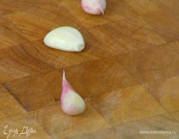 Чеснок почистить и крупно нарезать.