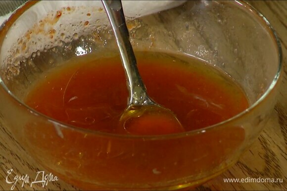 Приготовить соус: сок лайма соединить с хариссой и медом, добавить оливковое масло и все перемешать.