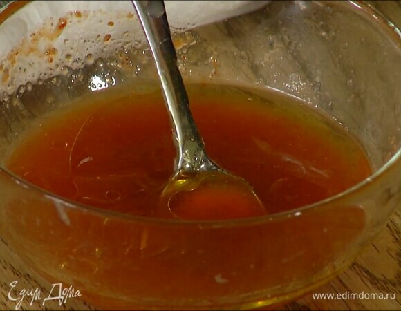 Приготовить соус: сок лайма соединить с хариссой и медом, добавить оливковое масло и все перемешать.