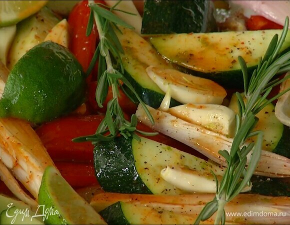 Нарезанный сладкий перец, цукини, лук, чеснок и лайм выложить на курицу, все посолить, поперчить, посыпать цедрой лайма и полить соусом, сверху разложить веточки розмарина.