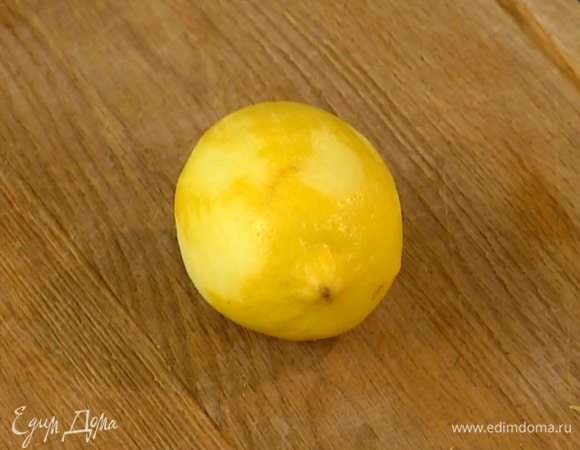 Цедру лимона натереть на мелкой терке, из половинки лимона выжать сок.