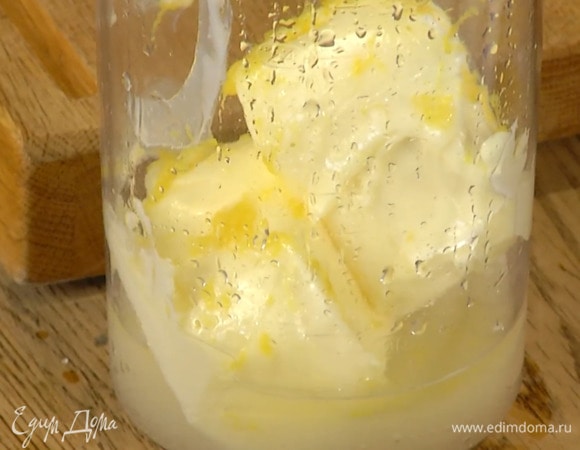 Предварительно размягченное сливочное масло с сахаром, цедрой и соком лимона взбить блендером с насадкой-венчиком, затем, продолжая взбивать, ввести яйца и влить молоко.