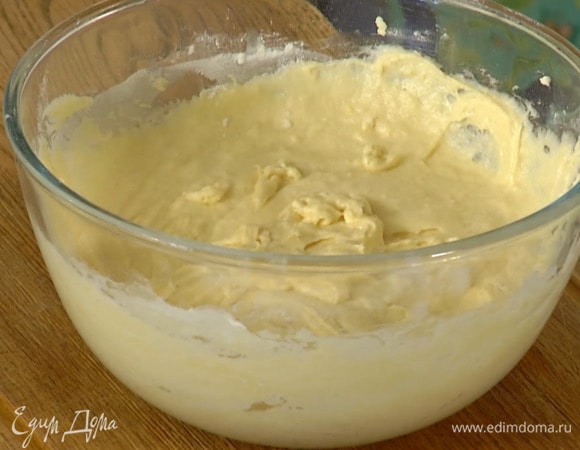 Муку перемешать с солью и разрыхлителем, влить молочно-сливочную массу и вымешать тесто.