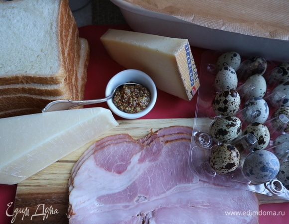 Приготовить все необходимое. Форму застелить пекарской бумагой. Духовку разогреть до 180°C. У меня здесь бриошь — сдобный хлеб, уже нарезанный на кусочки.