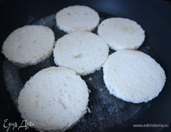 Из бриоши вырезать круглые диски (6 штук). Для этого я использую чашку.