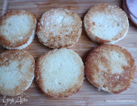 Обжарить с двух сторон до золотистого цвета на сковороде с добавлением сливочного масла (одна столовая ложка).