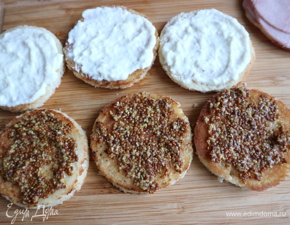 Половину кусочков бриоши смазать горчицей. Другую часть смазать соусом. У вас останется немного соуса для других блюд, просто готовить этот соус из меньшего количества неудобно.