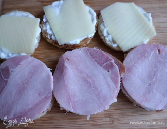 Положить на кусочки бриоши с горчицей по одному тонкому куску сыра, на него — два тонких кусочка окорока (или ветчины). На куски бриоши с соусом положить по куску сыра.