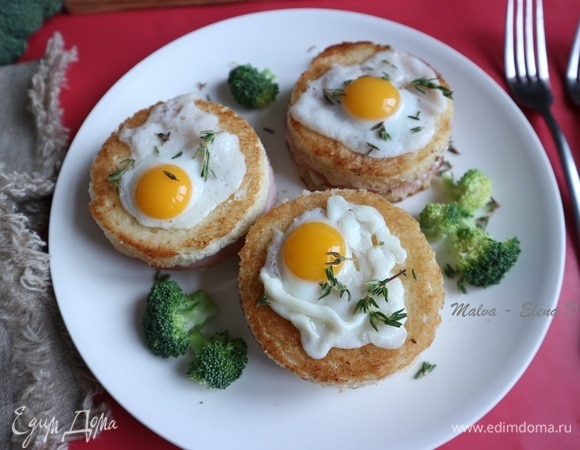 Пока готовятся в духовке сэндвичи, приготовить глазунью из трех перепелиных яиц на слегка разогретой сковороде с добавлением небольшого количества сливочного и оливкового масла. Яйца помещать на некотором расстоянии друг от друга. Поместить по одному перепелиному яйцу сверху на сэндвич. Подавать «кроки» горячими.