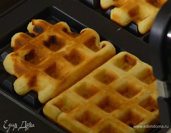 Пожарить вафли в разогретой вафельнице.