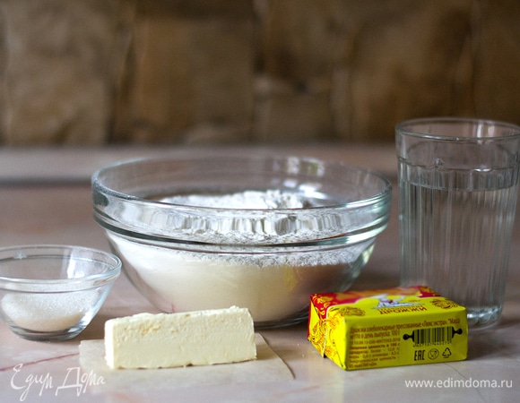 Смешал дрожжи с сахаром, а соль растворил в воде. Этой смесью залил муку. Добавил масло. Вымешивал минут 10, пока тесто не перестало прилипать к рукам.