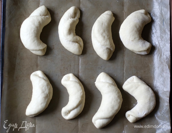 Сформировал то, что смог, приближенное к форме рогаликов. Ну да, скульптор из меня еще хуже, чем повар.