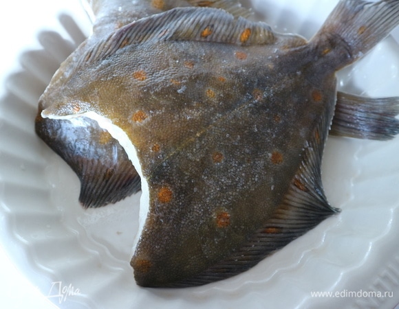 Разморозить камбалу не до конца, оставить ее чуть подмороженной. У меня здесь две камбалы без головы и внутренностей. Почистить.