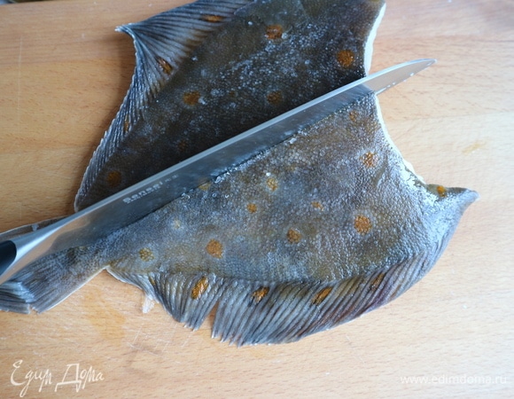 Снять филе. Это удобнее делать с чуть подмороженной рыбы. Вдоль спинки (по середине) острым ножом сделать разрез.