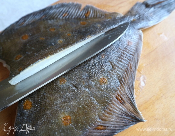 Ножом, расположив его вдоль позвоночника, снять филе сначала с одной стороны, потом с другой.