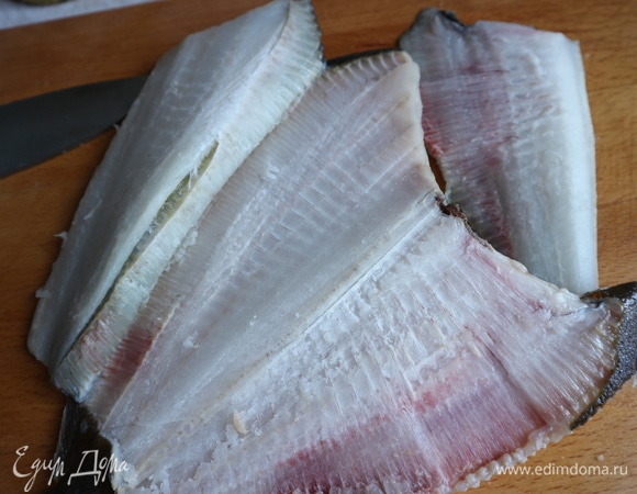 Снять второе филе с другой стороны от позвоночника. Перевернуть рыбу на другую сторону. Повторить эту операцию. Так же поступить со второй камбалой.