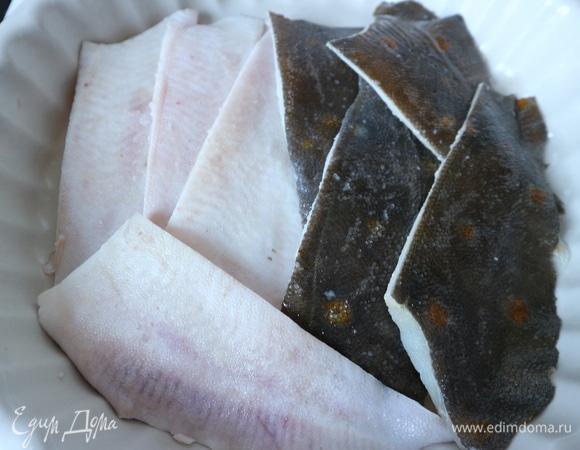 Получилось восемь кусков филе камбалы. Кожу не снимать.