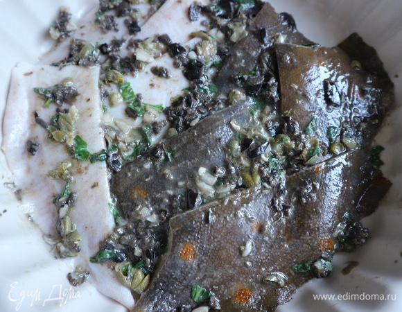 Замариновать камбалу на 20 минут в приготовленной смеси.