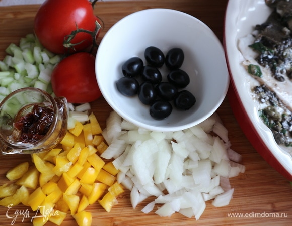Нарезать кубиками примерно одной величины стебли сельдерея, болгарский перец, лук, вяленые помидоры.