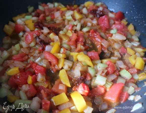 Добавить вино, выпарить недолго, добавить горячий рыбный бульон, потушить несколько минут.