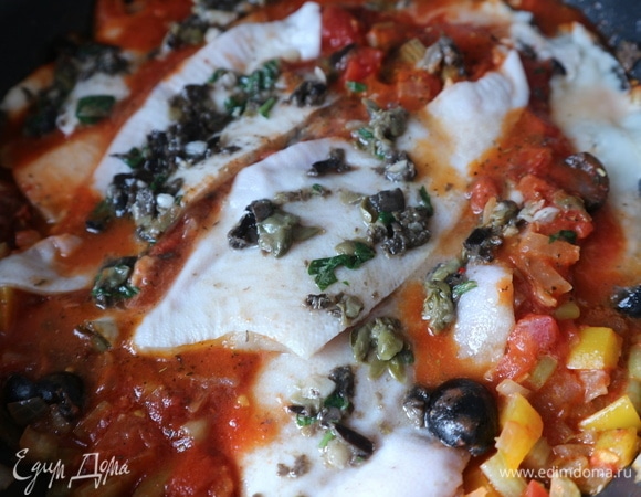 На овощи поместить тапенаду вместе с филе камбалы, которую разместить темной частью вниз.