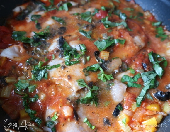 Добавить нарезанные листья базилика. Накрыть сковороду крышкой с клапаном для выхода пара. Готовить 10 минут на умеренном огне. Если у вас более крупная камбала, увеличьте время на пару минут. Не переворачивать камбалу. Благодаря шкурке рыба прекрасно сохранила форму после приготовления.