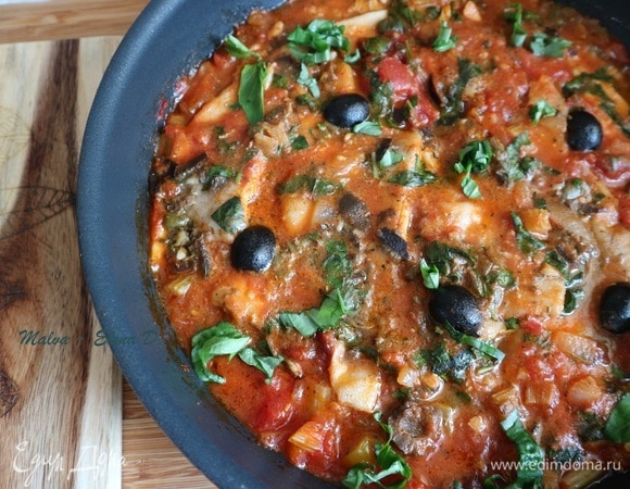 Получилась очень вкусная, нежная рыбка в ароматных овощах.