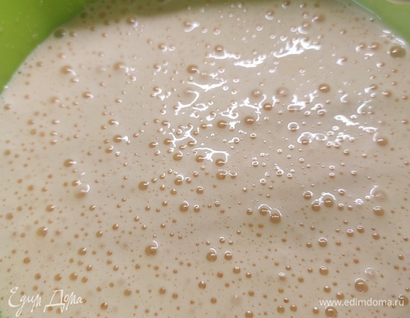 Очень хорошо взбить яйца, сахар, ванильный сахар и соль.