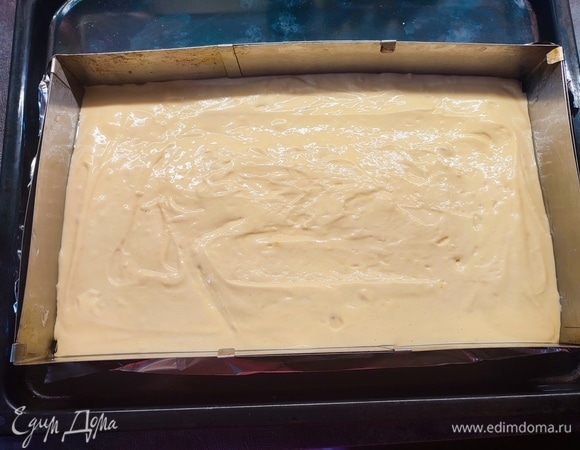 В смесь добавить муку и перемешать до однородности. Вылить тесто в форму и выпекать 25 минут при температуре 180°C.