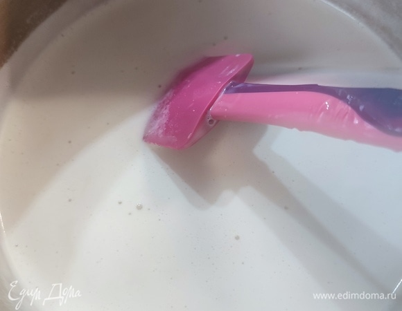 Пока выпекается бисквит, надо приготовить заливку. В сотейнике смешать молоко, сливки, сгущенное молоко и вареное сгущенное молоко. Поставить на огонь и довести до кипения.