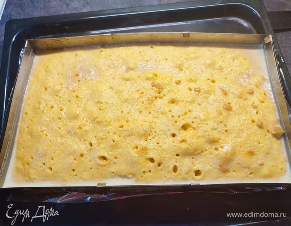 Готовый бисквит часто наколоть зубочисткой и вылить сверху горячую заливку. Может показаться, что ее очень много. Но за 30 минут она вся впитается.