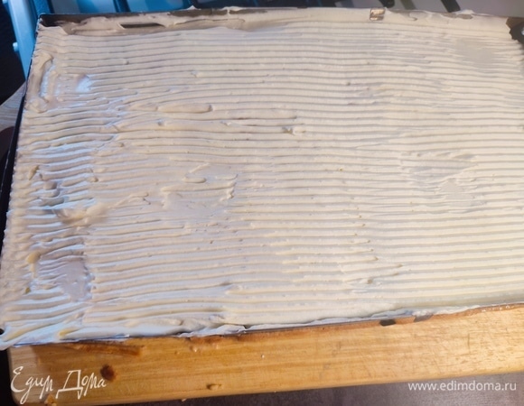 Для крема холодные сливки взбить с сахарной пудрой до устойчивых пиков. Крем нанести на бисквит и поставить его в холодильник на пару часов.