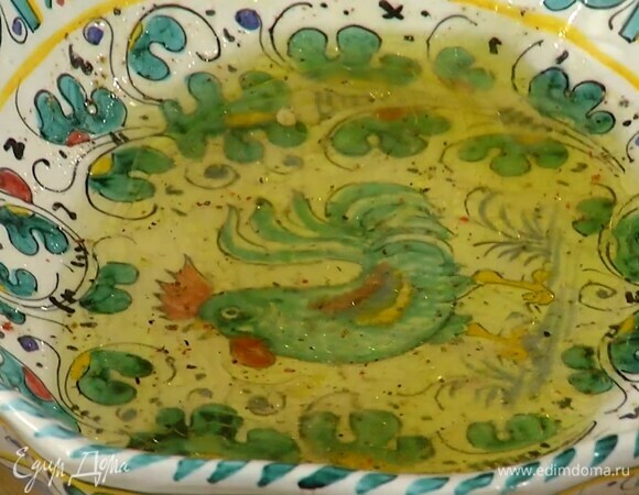 Приготовить заправку:  глубокий салатник выжать сок апельсина и лимона, влить оливковое масло, посолить, поперчить и перемешать.