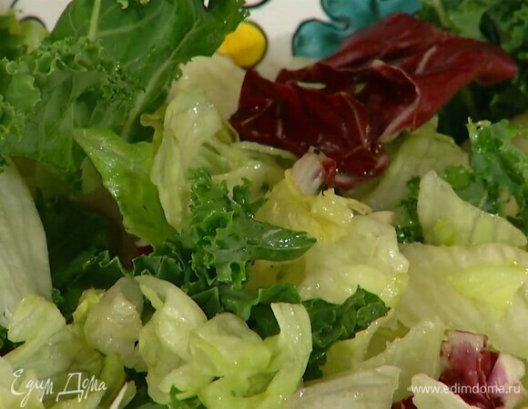 Салатный микс выложить в заправку и перемешать.