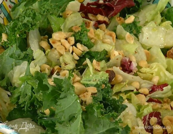 Фундук измельчить в ступке на кусочки и посыпать салат.