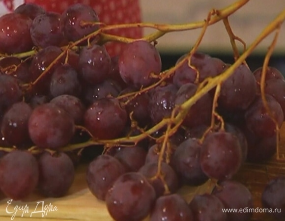 Виноград разрезать пополам.
