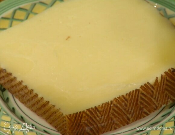 Овечий сыр нарезать тонкими хлопьями (можно воспользоваться овощечисткой).