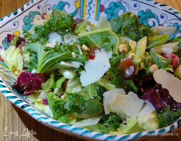 Украсить салат виноградом и сыром.